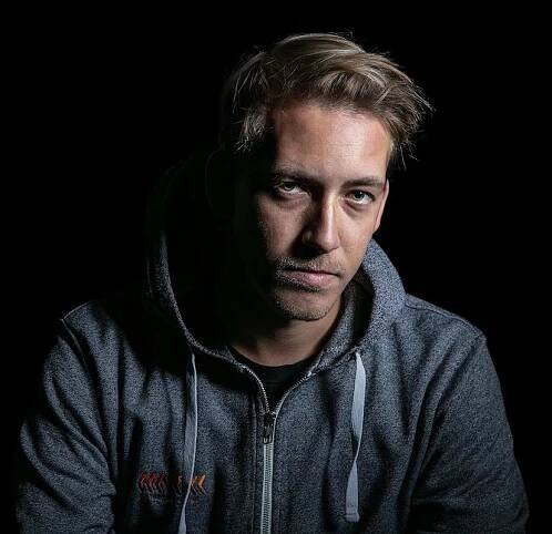 Martin Semerád na černé profilové fotografii.