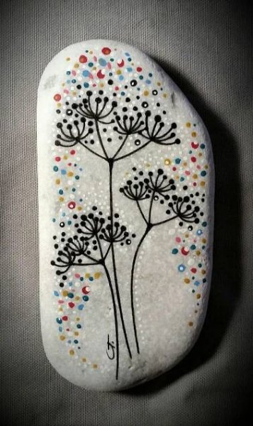 Decorato a mano con Stabilo OHPen universal Permanent Black, Pilot Super Color White e colori acrilici Pèbèo.