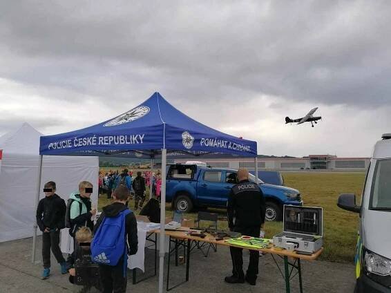 Dětský den NATO na letišti Hoškovice u Mnichova Hradiště.