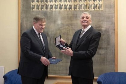 Významný slovenský herec Martin Huba převzal medaili Za zásluhy o diplomacii