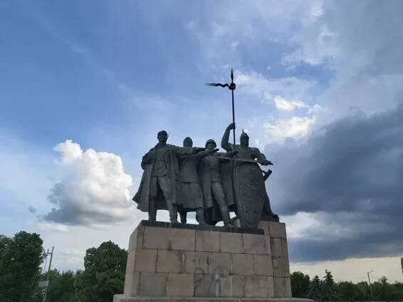 Chernihiv. Ukrajina: Památník obránců vlasti v Černíkově. Sochařská kompozice s obrazem prince Igora Svyatoslavicha, sovětského vojáka, partyzána a dělníka. — Stock obrázek
