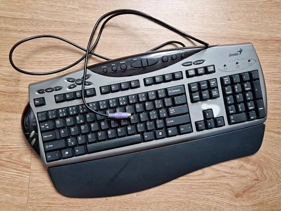 Klávesnice PS2 Genius KL-0210 černostříbná