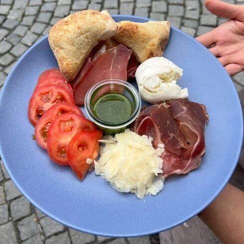 Pizzerie Piccolo Štramberk - Studený talíř - mozzarella Fior di Latte, tyrolský špek, prosciutto crudo, rajče, sýr Grana Padano, bazalkové pesto, piz