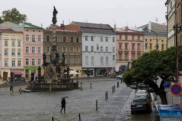Studentky lezly pro štěstí na barokní sloup, předvolá si je komise