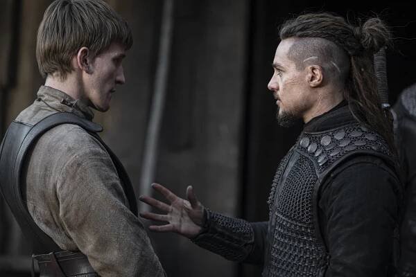 Poslední království - Epizoda 2 - Z filmu - Ewan Mitchell, Alexander Dreymon