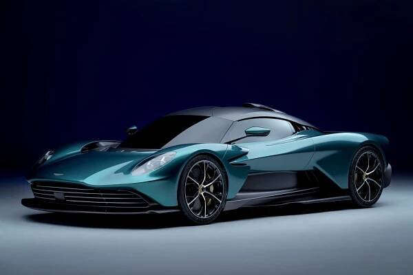 Aston Martin představuje valhallu, placatý hybrid s výkonem 950 koní