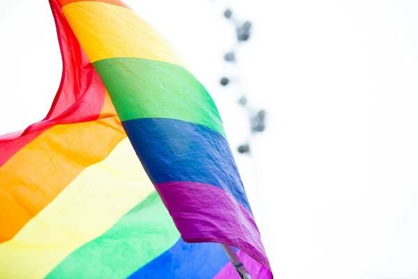 LGBT VLAJKA DUHOVÁ NA POCHOD ROVNOSTI PRŮVOD STŘEDNÍ VELIKOST NA HŮL