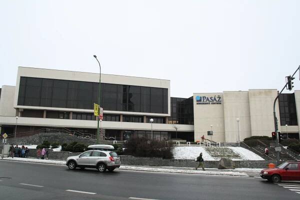Soubor:Front view of Divadlo Pasáž in Třebíč.jpg – Wikipedie