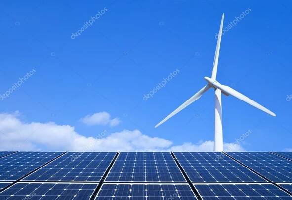 Stáhnout - Solární panely a větrné turbíny proti modré obloze — Stock obrázek