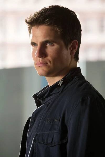 Robbie Amell (1988)