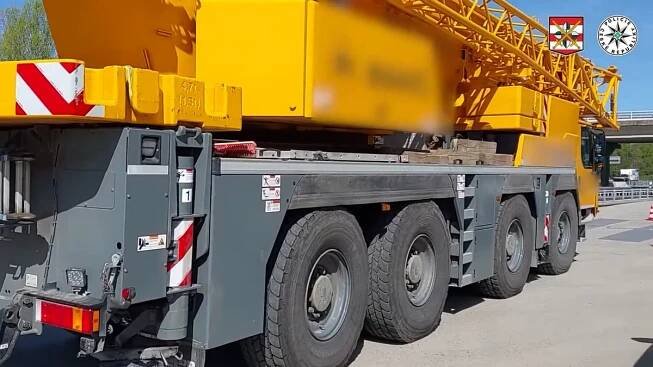 Autojeřáb jel po dálnici D46 těžší až o 25 tun, řidič vážení odmítl