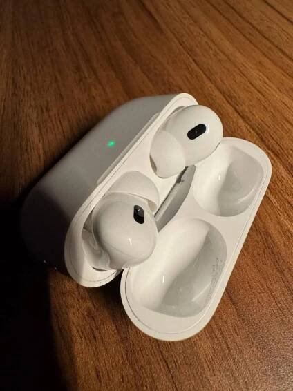 Apple AirPods Pro (2. generace) s MagSafe pouzdrem (USB-C)