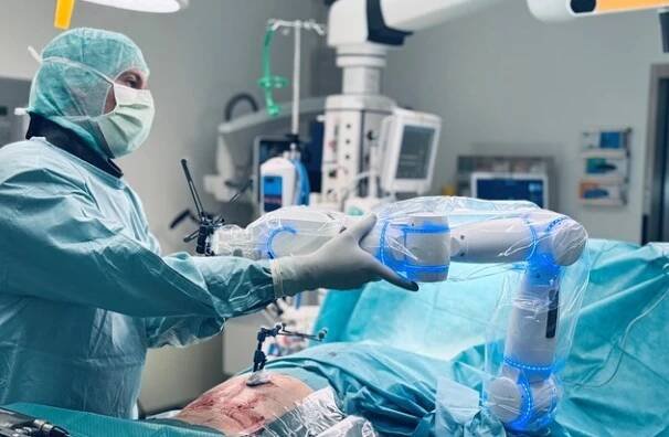 Präzision in der Neurochirurgie: Roboterarm erstmals bei Wirbelsäulenoperation am RHÖN-KLINKUM Campus Bad Neustadt erfolgreich eingesetzt