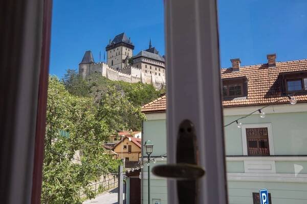 Chtěli vymýtit nevkus na Karlštejně. Vyhořeli, málem se rozešli, bistro ale nezavřeli