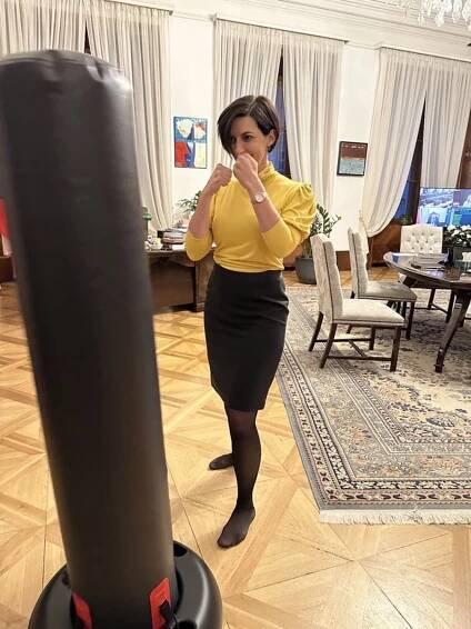 Markéta Pekarová Adamová zprovoznila boxovací pytel.