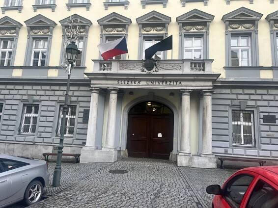 Střelba v Praze. Opava uctí památku obětí, budovy univerzity hlídá policie