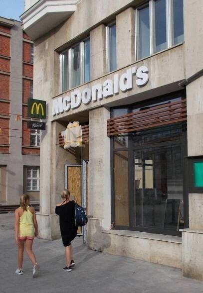 Nový Mekáč v centru Olomouce finišuje. Takto teď vypadá bývalé kino