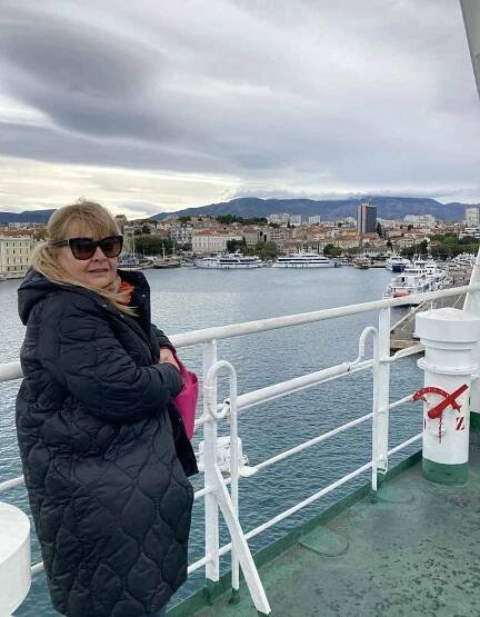 I na podzim je v Chorvatsku krásně. Na snímku přístav ve Splitu a trajekt směr Hvar.
