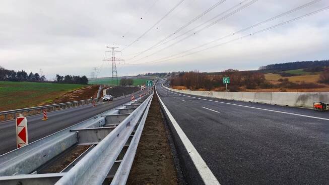 Česko má další kus dálnice. Rozšířením obchvatu Panenského Týnce na D7 přibylo 3,5 km