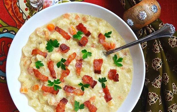 cauliflower chowder soup with bacon & parsley | rusticplate.com