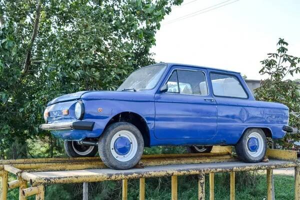 Poltavskaya village, Rusko - 28. července 2015: staré auto Zaporozhets. Obnovený veteránem. Odkaz sovětské éry. — Stock obrázek