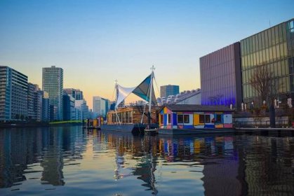 The T-Lotus M, a ship-deck-like event space designed by Kengo Kuma, floats on the Tennoz Canal alongside Petals, a boutique art hotel of four colorful houseboats.  | T-LOTUS M & PETALS TOKYO / COURTESY OF WAREHOUSE TERRADA