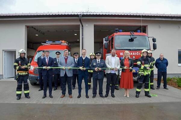V Dobříši byla otevřena moderní zbrojnice pro dobrovolné hasiče a nová výjezdová stanice pro záchranáře