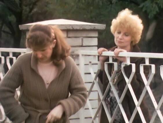 Jaroslava Kretschmerová a Laďka Kozderková v komedii Šéfe, jdeme na to (1984, režie Hynek Bočan)