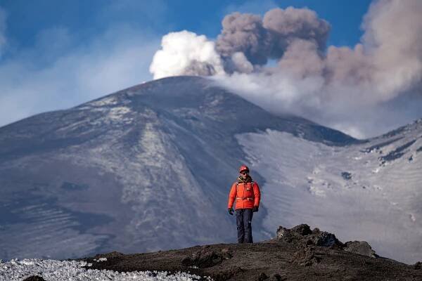 FOTO: Bitva sněhu a lávy. Na zasněžené Etně došlo k silné erupci
