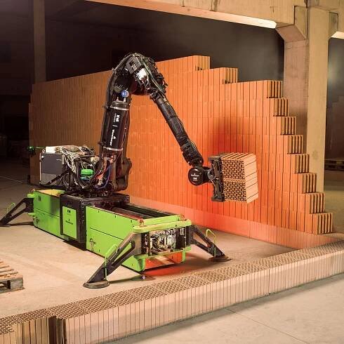 Robot místo zedníka. Čeští roboti stavějí v Anglii celou ulici, brzy se zapojí i 3D tisk