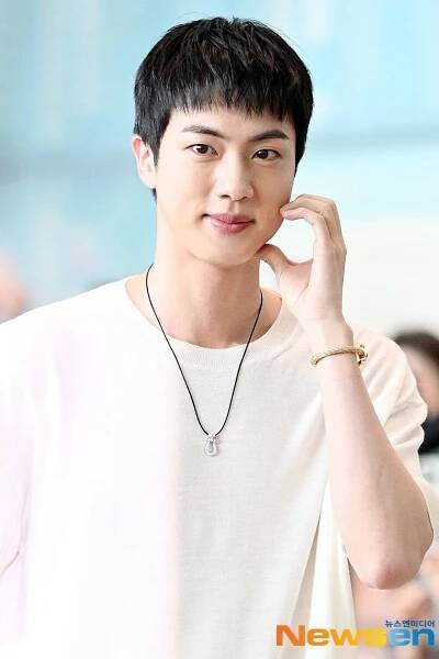 Jin’s Unexpectedly “Exposing” Outfit For First Airport Appearance Since Military Discharge - Bangtan TV