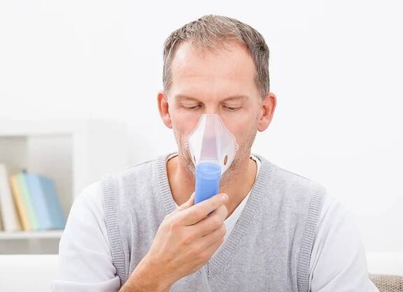 Stáhnout - Člověk dělá inhalace prostřednictvím kyslíkovou masku doma — Stock obrázek