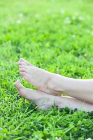 Bosý atraktivní ženské nohy v zelené trávě — Stock obrázek