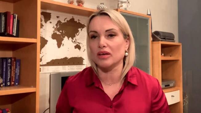 Ovsjannikovová vzkazem ve státní televizi zahájila revoltu. Ruští novináři dávají výpověď