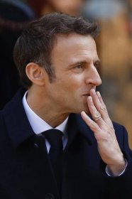 Macron ukázal ve finále kampaně svůj „koberec“. Mnohé odradil, jiné nalákal