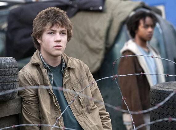 Falling Skies - What Hides Beneath (S01E08) (2011) | Galerie - Z natáčení | ČSFD.cz