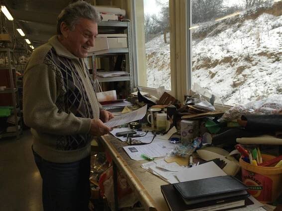 Obuvnický Jára Cimrman: Ušil boty Klausovi, obuví léčí nemocné, konkurenti to nesnesou