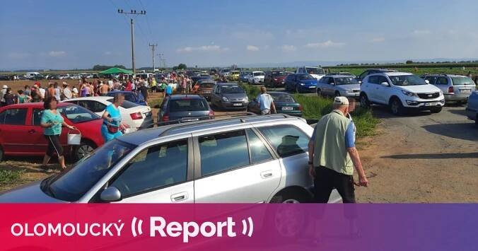 O samosběr v Těšeticích je enormní zájem. Lidé zablokovali příjezdové cesty