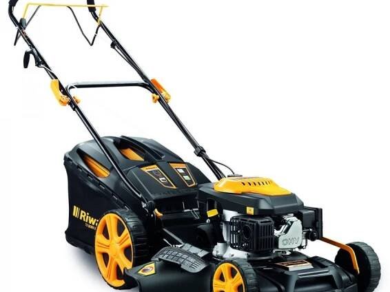 Multifunkční travní sekačka 4 v 1 s benzinovým motorem a pojezdem Riwall PRO RPM 5135