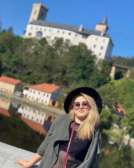 Pořádné nepříjemnosti: Elis Mráz byla lehce vlastní vinou okradena a řeší ztrátu za desítky tisíc