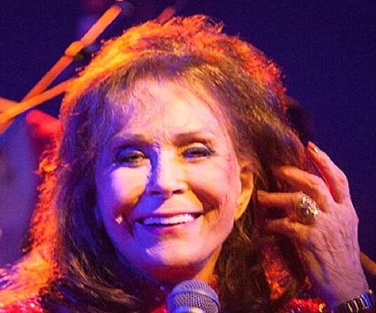 Loretta Lynn Biography - Facts, Childhood, Family Life & Achievements