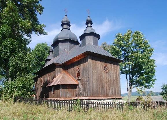 Soubor:Krzywa, cerkiew św.św. Kosmy i Damiana, widok od poł.-wsch.jpg
