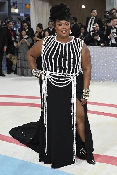 Lizzo a její skvělý model na Met Gala. Loňský ročník vzdával poctu zesnulému návrháři značky Chanel, Karlu Lagerfeldovi, což zpěvačka zvládla na výbornou 