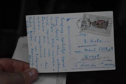 Boris napsal pohlednici v neděli 19.8. 1968. Měl starou adresu, takže pozdrav z Prahy byl v Krnově doručený adresátovi až 21. 8. 1968.