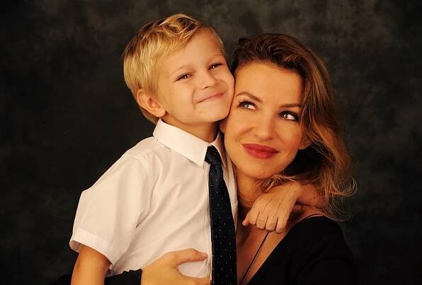 Nikol Enevová se synem Oliverem. 