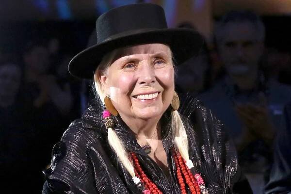 Joni Mitchell says making more personal music 'scared' male singer-songwriters