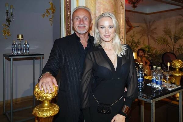 Richard Chlad promluvil o vztahu i sexu s o víc než třicet let mladší manželkou Annou: U nás nikdy nikoho nebolí hlava