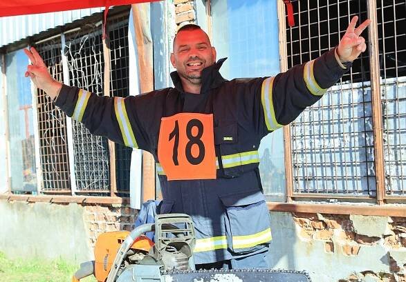 FOTO, VIDEO: Dřevorubeckou soutěž ve Stráži vyhrál hasič z Rychnova