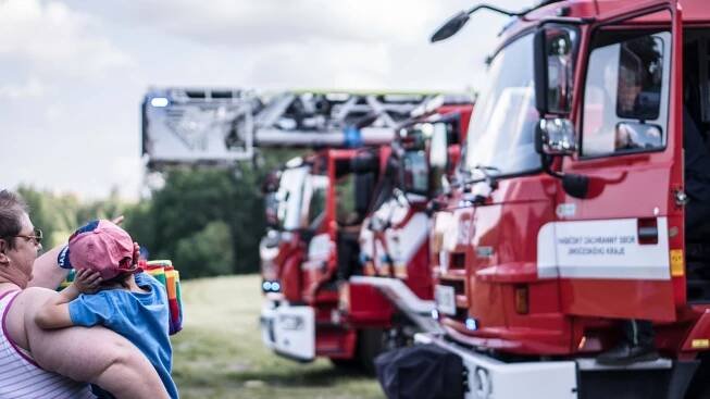 Na Komoře přistál policejní vrtulník, lidé viděli i ukázky nasazení psů či koní