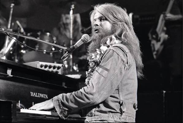 Leon Russell, Hit Maker and Musicians’ Musician, Dies at 74